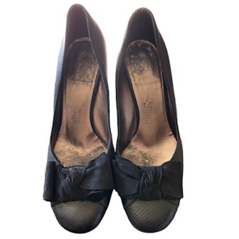 Salvatore Ferragamo Black Snakeskin Bow Pumps – Size 8.5 B – Made in Italy